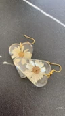 Kurutulmuş Sarı Papatya İle Süslenmiş Kalp Şekil Küpe Gold Aksesuarlı Epoksi El Yapımı - 4