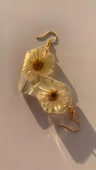 Kurutulmuş Sarı Papatya İle Süslenmiş Beşgen Şekil Küpe Gold Aksesuarlı Epoksi El Yapımı thumbnail 3