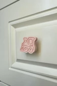 Pomerol Pembe Tren Dolap Kulpu - Çocuk Odası, Mutfak ve Banyo Dolapları İçin Eğlenceli ve Modern Kulp - 1