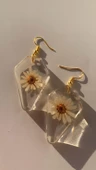 Kurutulmuş Beyaz Papatya İle Süslenmiş Beşgen Şekil Küpe Gold Aksesuarlı Epoksi El Yapımı thumbnail 7