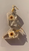 Kurutulmuş Beyaz Papatya İle Süslenmiş Beşgen Şekil Küpe Gold Aksesuarlı Epoksi El Yapımı thumbnail 3