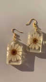 Kurutulmuş Beyaz Papatya İle Süslenmiş Kare Çerçeve Şekil Gold Aksesuarlı Küpe Epoksi El Yapımı thumbnail 1