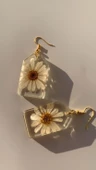 Kurutulmuş Beyaz Papatya İle Süslenmiş Kare Çerçeve Şekil Gold Aksesuarlı Küpe Epoksi El Yapımı thumbnail 5