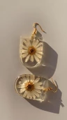 Kurutulmuş Beyaz Papatya İle Süslenmiş Oval Çerçeve Şekil Gold Aksesuarlı Küpe Epoksi El Yapımı - 5
