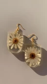 Kurutulmuş Beyaz Papatya İle Süslenmiş Oval Çerçeve Şekil Gold Aksesuarlı Küpe Epoksi El Yapımı - 3