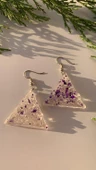 Epoksi İçine Mor Glitter Süs Tırtıklı Kristal Desen Üçgen Şekil Gümüş Aksesuar Küpe El Yapımı thumbnail 3