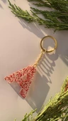 A Harfi Kırmızı Simli Pullu Gold Aksesuarlı Epoksi Anahtarlık El Yapımı Epoksi Hediyelik thumbnail 5