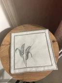 NİVEMESHOME BAŞAK NAKIŞLI GÜMÜŞ KARE (6 ADET) KETEN KOKTEYL PEÇETESİ KAHVE YANI SUNUMLUK - 1