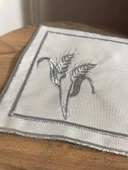 NİVEMESHOME BAŞAK NAKIŞLI GÜMÜŞ KARE (6 ADET) KETEN KOKTEYL PEÇETESİ KAHVE YANI SUNUMLUK - 2