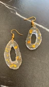 Şeffaf Epoksi İçinde Gold Glitter İle Süslenmiş Tırtıklı Büyük Elips Şekil Epoksi Küpe El Yapımı thumbnail 8
