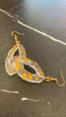 Şeffaf Epoksi İçinde Gold Glitter İle Süslenmiş Tırtıklı Küçük Elips Şekil Epoksi Küpe El Yapımı - 6