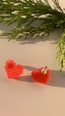 Parlak Kırmızı Renkli Sarı Gold Aksesuarlı Ekose Kalp Şekil Epoksi Küpe Hediyelik thumbnail 3