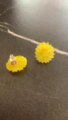 Parlak Güneş Sarısı Renkli Papatya Şekil Sarı Gold Aksesuarlı Epoksi Küpe El Yapımı Hediyelik thumbnail 2