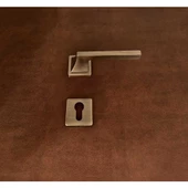 Karo Mat Antik Sarı Kare Rozetli Zamak Çelik Kapı Kolu Sağ Basar Tek Yön thumbnail 5