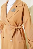 Yaka Taşlı Astarlı Trençkot Camel - 4