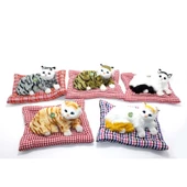 Yastıkta Uzanan Ses Çıkaran Kedi Peluş thumbnail 1