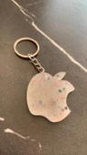 Sedefli Beyaz İçinde Siyah Kırmızı Glitterli Apple Elma Şekil Gümüş Aksesuarlı Anahtarlık El Yapımı thumbnail 2