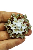 İnci Detaylı Çiçek Broşu - Doğallığın ve Zarafetin Simgesi thumbnail 1