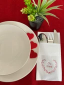 Kırmızı Yaldızlı Beyaz Söz Verdik Kalp Çelenk Cepli Peçete 12 lı 40x40 thumbnail 1