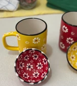 Papatya İşlemeli 2 li Çay Kahve Kupa ve 2 adet Lokumluk Kase Sarı/Kırmızı - 2