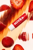 NIVEA Dudak Bakım Kremi Ve Dudak Parlatıcı 4.8gr, Çilek Kokusu, 24 Saat Nemlendirici, Hafif Kırmızı Işıltı - 5