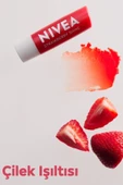 NIVEA Dudak Bakım Kremi Ve Dudak Parlatıcı 4.8gr, Çilek Kokusu, 24 Saat Nemlendirici, Hafif Kırmızı Işıltı - 3