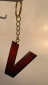 V Harfi Kırmızı Renk Siyah Dumanlı Süs Gold Aksesuarlı Epoksi Anahtarlık El Yapımı Hediyelik - 6