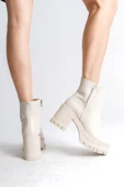LISSE Fermuarlı Ortopedik Taban Suya ve Soğuğa Dayanıklı Kalın Topuklu Cilt Kadın Bot KT Krem thumbnail 4