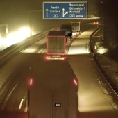 Tüvtürk Onaylı 5 Metre Kırmızı Parçalı Reflektörlü Reflektif Fosforlu Şerit Bant Kesikli İkaz Bandı thumbnail 5