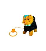 PELUŞ TASMALI YÜRÜYEN MAVİ FİYONKLU KÖPEK - 1