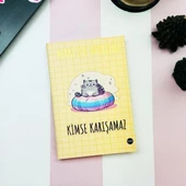 HERKESİN HAYATINA KİMSE KARIŞAMAZ TASARIMLI ÖZEL KUTULU SEKRETERLİK LASTİKLİ DEFTER VE KALEMLİK SET - 2