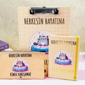 HERKESİN HAYATINA KİMSE KARIŞAMAZ TASARIMLI ÖZEL KUTULU SEKRETERLİK LASTİKLİ DEFTER VE KALEMLİK SET - 5