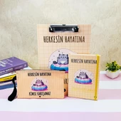 HERKESİN HAYATINA KİMSE KARIŞAMAZ TASARIMLI ÖZEL KUTULU SEKRETERLİK LASTİKLİ DEFTER VE KALEMLİK SET - 1