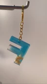 Deniz Mavisi Renk Gold Taşlı Gold Aksesuarlı F Harfi Şekil Epoksi Anahtarlık El Yapımı Hediyelik thumbnail 7