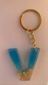 Deniz Mavisi Renk Gold Taşlı Gold Aksesuarlı V Harfi Şekil Epoksi Anahtarlık El Yapımı Hediyelik - 7