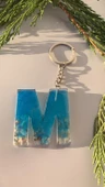 Deniz Mavisi Renk Deniz Kabuklu Gümüş Aksesuarlı M Harfi Şekil Epoksi Anahtarlık El Yapımı Hediyelik thumbnail 1