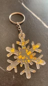 Şeffaf Epoksi İçinde Gold Glitterli Gümüş Aksesuarlı Kar Tanesi Anahtarlık El Yapımı Hediyelik thumbnail 4