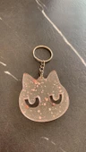 Şeffaf Epoksi İçinde Pembe Glitterli Gümüş Aksesuarlı Kedi Yüzü Anahtarlık El Yapımı Hediyelik thumbnail 6