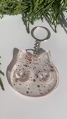Şeffaf Epoksi İçinde Pembe Glitterli Gümüş Aksesuarlı Kedi Yüzü Anahtarlık El Yapımı Hediyelik thumbnail 1