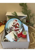 Yılbaşı Özel Noel Baba Desenli Kupa Bardak, Mini Kar Küresi ve Ahşap Pano Hediye Seti - 2