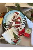 Yılbaşı Özel Noel Baba Desenli Kupa Bardak, Mini Kar Küresi ve Ahşap Pano Hediye Seti - 1