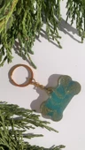 Okyanus Yeşili Ve Gold Ebruli Renk Gold Aksesuarlı Kemik Şekil Epoksi Anahtarlık El Yapımı Hediyelik thumbnail 3