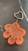 Turuncu Renk Gümüş Glitterli Kedi Köpek Pati Gümüş Kalp Aksesuarlı Epoksi Anahtarlık El Yapımı Hediyelik thumbnail 2