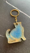Okyanus Mavisi Gold Ebruli Renk Gold Aksesuarlı Yaramaz Kedi Epoksi Anahtarlık El Yapımı Hediyelik thumbnail 2