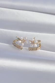 Pirinç Gold Renk Zirkon Taşlı Kıvrımlı İnci Çiçek Küpe - TJ-BKP9277 thumbnail 2