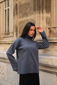 Kol Detaylı Balıkcı Yaka Boğazlı İndigo Bluz - 3