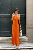 Saten Askılı Göğüs Büzgülü Uzun Turuncu Elbise thumbnail 6