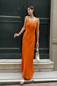 Saten Askılı Göğüs Büzgülü Uzun Turuncu Elbise thumbnail 3