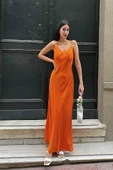 Saten Askılı Göğüs Büzgülü Uzun Turuncu Elbise thumbnail 2