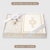 Kuran +  Seccade +  Tesbih Hediye Seti (Orta Boy, Termo Deri, Desenli Kutu, Beyaz) thumbnail 1